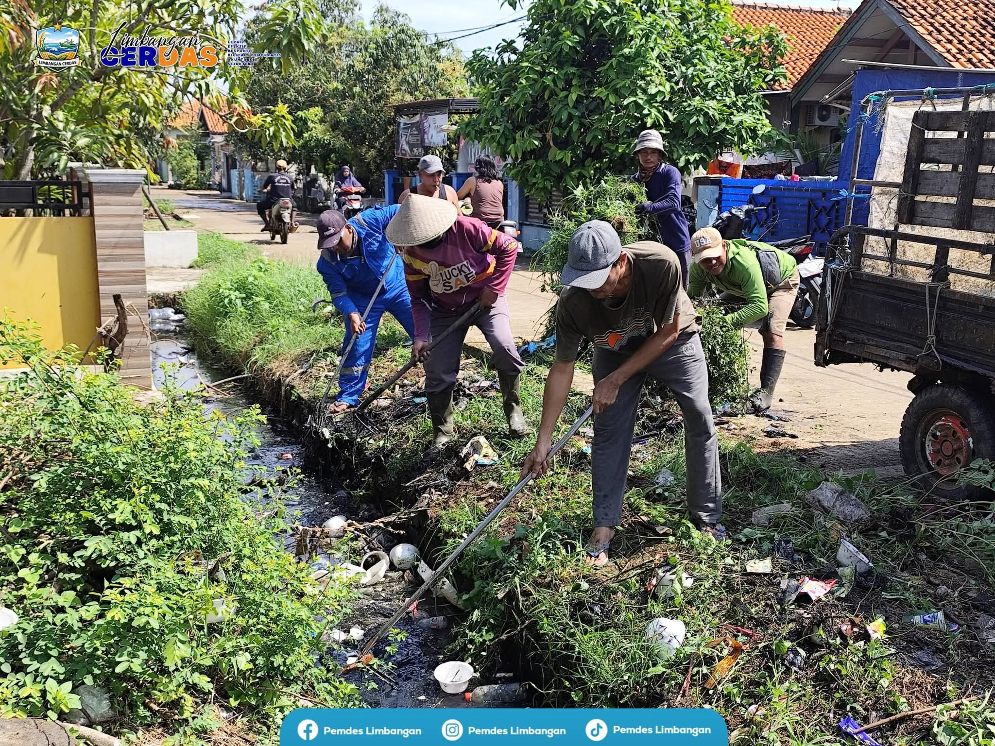 Aksi Gotong Royong Membersihkan Saluran Air